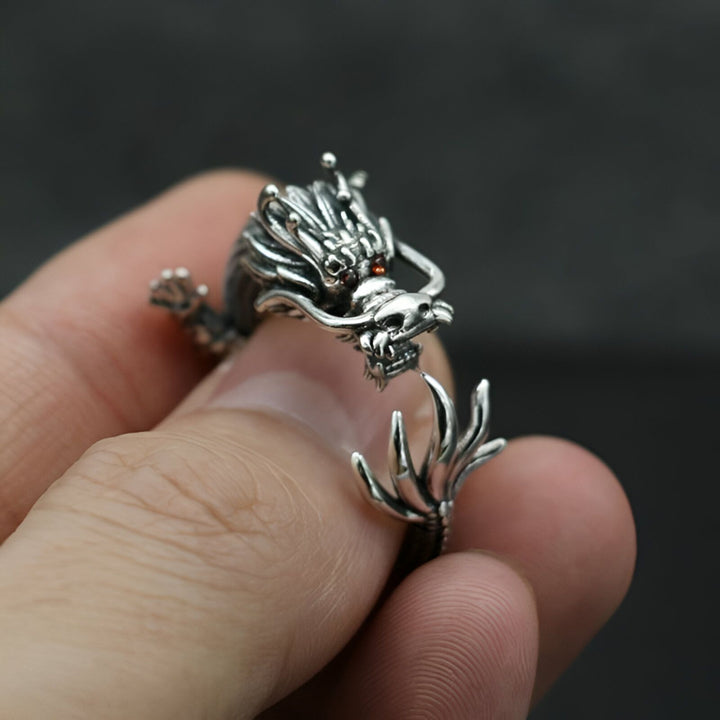 Une bague en argent en forme de dragon avec des yeux rouges.,BA-5656125335,BA-107596783X