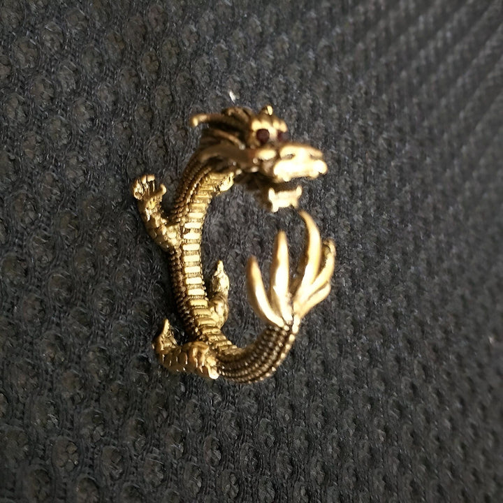 Une bague en forme de dragon chinois enroulé, avec des détails fins et un rubis rougeoyant.,BA-5656125335,BA-107596783X
