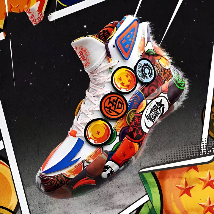 Une paire de chaussures de basket-ball blanche avec des motifs de Dragon Ball Z. Les motifs incluent des personnages, des logos et des scènes de la série.,BA-9372994405,BA-090325493X,BA-7531677857,BA-9104689593,BA-1720891397,BA-5575507858,BA-1143625072,BA-1960672363