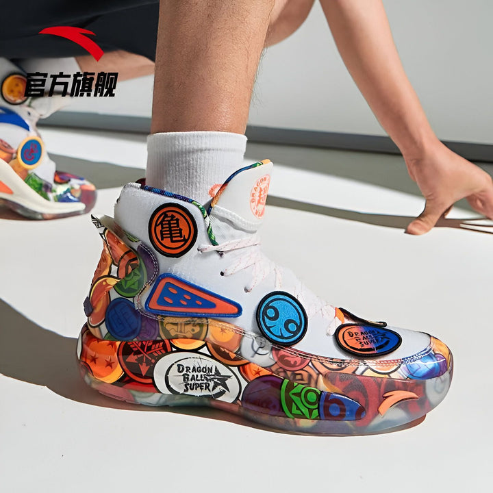 Une paire de chaussures de basket-ball blanche et multicolore avec des motifs de la série animée Dragon Ball Z.,BA-9372994405,BA-090325493X,BA-7531677857,BA-9104689593,BA-1720891397,BA-5575507858,BA-1143625072,BA-1960672363
