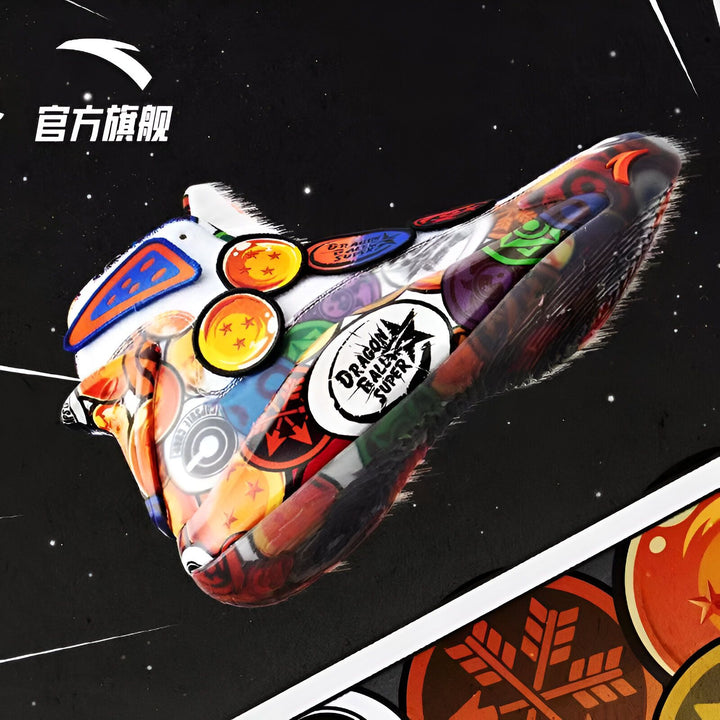Une paire de chaussures de basket-ball blanche et orange avec des motifs de Dragon Ball Z.,BA-9372994405,BA-090325493X,BA-7531677857,BA-9104689593,BA-1720891397,BA-5575507858,BA-1143625072,BA-1960672363