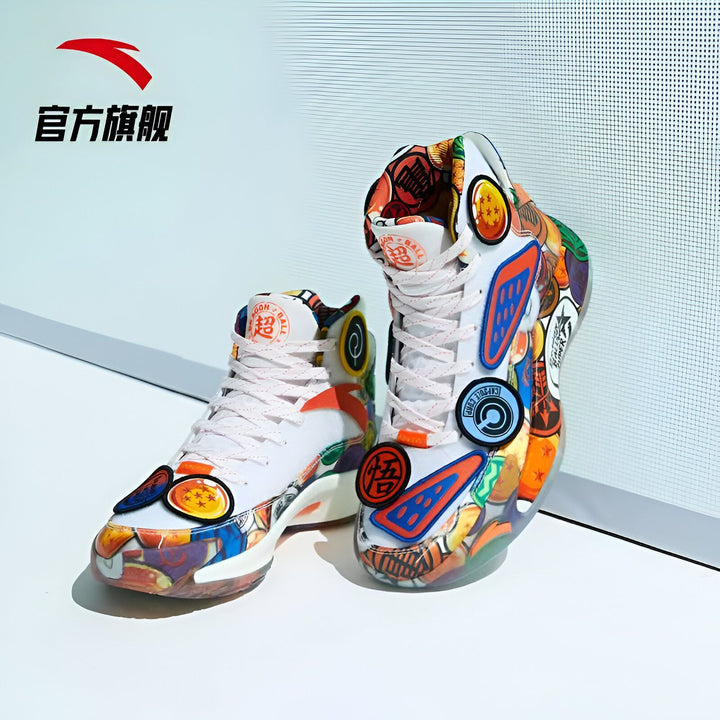 Une paire de chaussures de basket-ball blanche avec des motifs de Dragon Ball Z. Les motifs incluent des personnages, des scènes et des logos de la série.,BA-9372994405,BA-090325493X,BA-7531677857,BA-9104689593,BA-1720891397,BA-5575507858,BA-1143625072,BA-1960672363