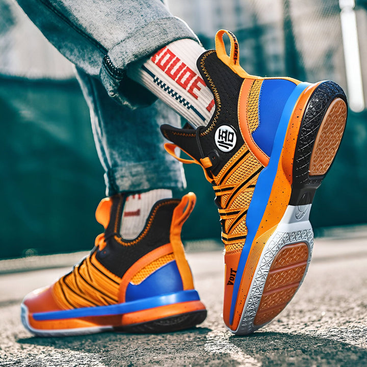 Une personne porte des chaussures de basketball orange et bleu avec des chaussettes orange et un jean bleu.,BA-7531682362,BA-6323936712,BA-8003006589,BA-8323185573