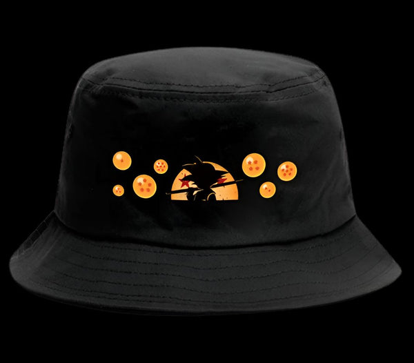 Un chapeau noir avec une image de Son Goku, le personnage principal de la série animée Dragon Ball Z. Il est représenté en train de voler avec les sept boules de cristal.,BO-5460414547