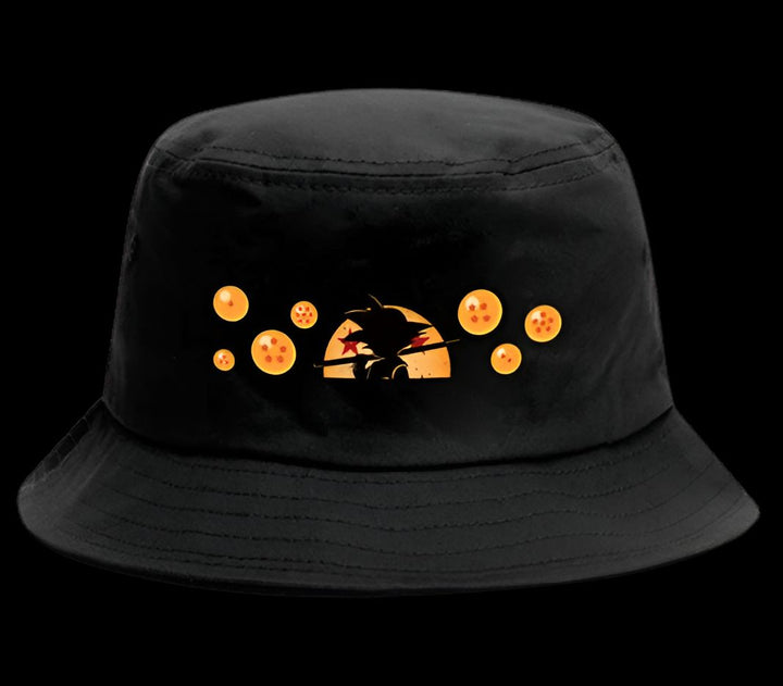 Un chapeau noir avec une image de Son Goku, le personnage principal de la série animée Dragon Ball Z. Il est représenté en train de voler avec les sept boules de cristal.,BO-5460414547