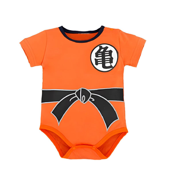 Une grenouillère orange avec le symbole de Tortue Géniale sur la poitrine et une ceinture noire nouée autour de la taille.,BO-7017990285,BO-0758866399,BO-8126988037,BO-937638184X,BO-9754389446,BO-8339915088,BO-2318707413,BO-5690801216