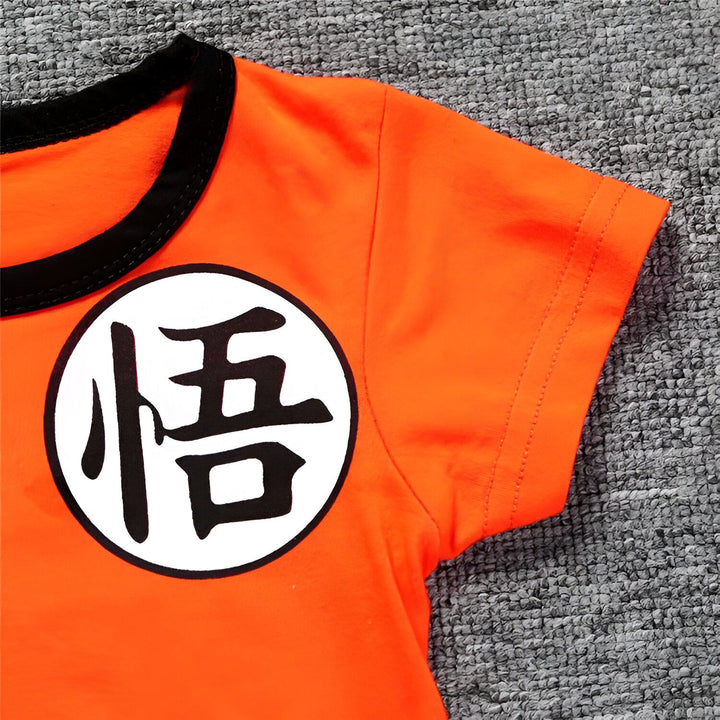 Une image d'un t-shirt orange pour enfant avec le symbole de Goku de Dragon Ball Z.,BO-7017990285,BO-0758866399,BO-8126988037,BO-937638184X,BO-9754389446,BO-8339915088,BO-2318707413,BO-5690801216