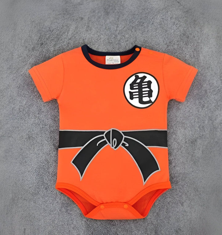 Une grenouillère orange avec le symbole de Tortue Géniale de Dragon Ball Z.,BO-7017990285,BO-0758866399,BO-8126988037,BO-937638184X,BO-9754389446,BO-8339915088,BO-2318707413,BO-5690801216