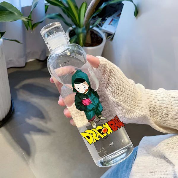 Une bouteille en verre transparente avec un bouchon en verre. La bouteille est décorée d'un personnage de dessin animé, Son Gohan, de la série Dragon Ball Z.,BO-8022976857