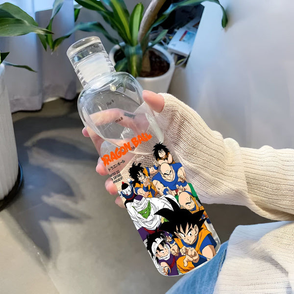 Une bouteille en verre transparente avec un bouchon en verre. La bouteille est décorée d'une image de la série animée Dragon Ball Z.,BO-1222169711