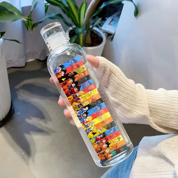 Une bouteille en verre transparente avec un bouchon en verre. La bouteille est remplie d'eau et on peut voir des personnages de l'anime Dragon Ball Z sur le verre.,BO-7002684310