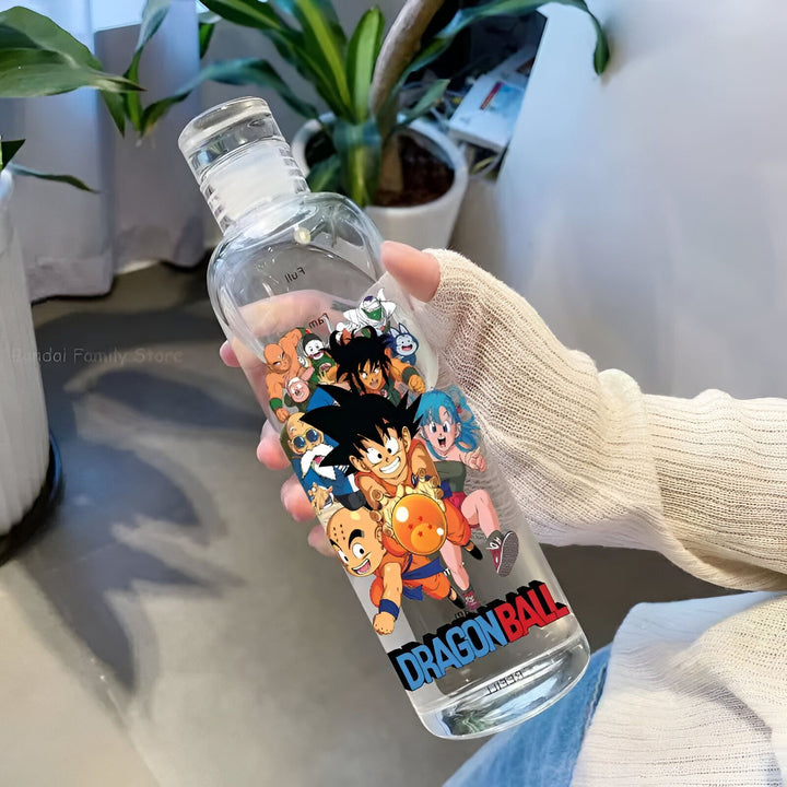Une bouteille en verre transparente avec un motif Dragon Ball Z. On peut voir Goku, Vegeta, Gohan, Piccolo, Krilin, Yamcha, Bulma et d'autres personnages de la série.,BO-1917547722