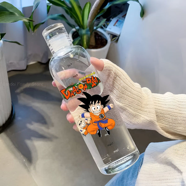 Une bouteille en verre transparente avec un dessin de Goku et Gohan dessus.,BO-3344008447