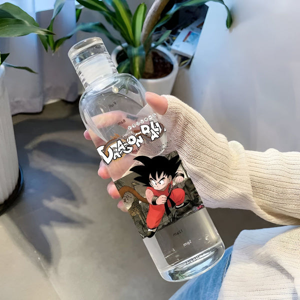 Une bouteille en verre transparente avec un bouchon en verre. La bouteille est décorée d'une image de Son Goku, un personnage de la série animée Dragon Ball.,BO-2858539146
