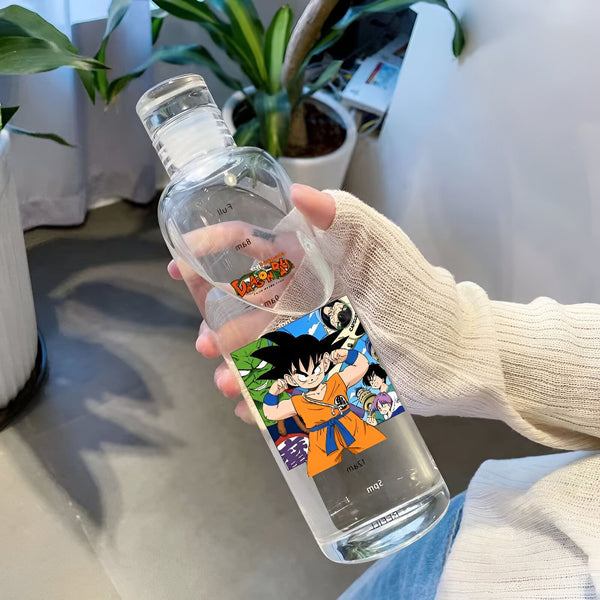 Une bouteille d'eau en verre transparente avec un dessin de Goku, le personnage principal de la série animée Dragon Ball Z.,BO-3993896114