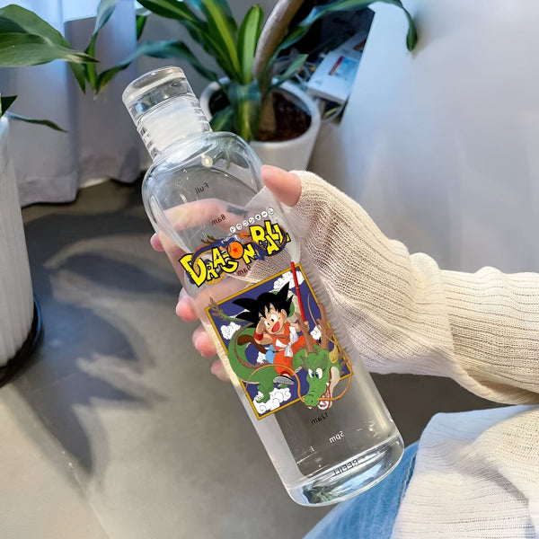 Une bouteille en verre transparente avec un bouchon en verre. La bouteille est décorée d'une image de Son Goku, un personnage de la série animée Dragon Ball Z.,BO-2062602375