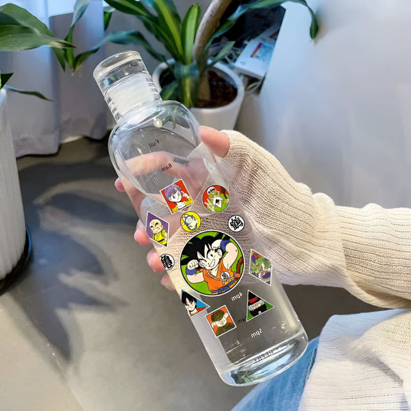 Une bouteille en verre transparente avec un bouchon en verre. La bouteille est décorée d'autocollants de personnages de dessins animés japonais.,BO-2003927875