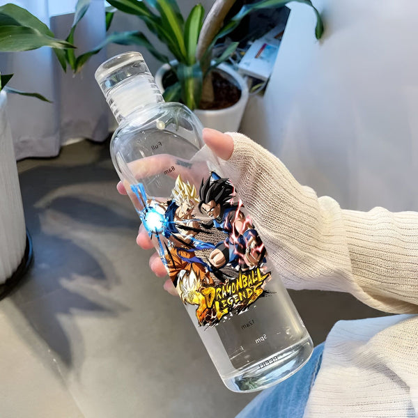 Une bouteille en verre transparente avec un motif Dragon Ball Z. On peut voir Goku et Vegeta en train de se battre.,BO-2340848377