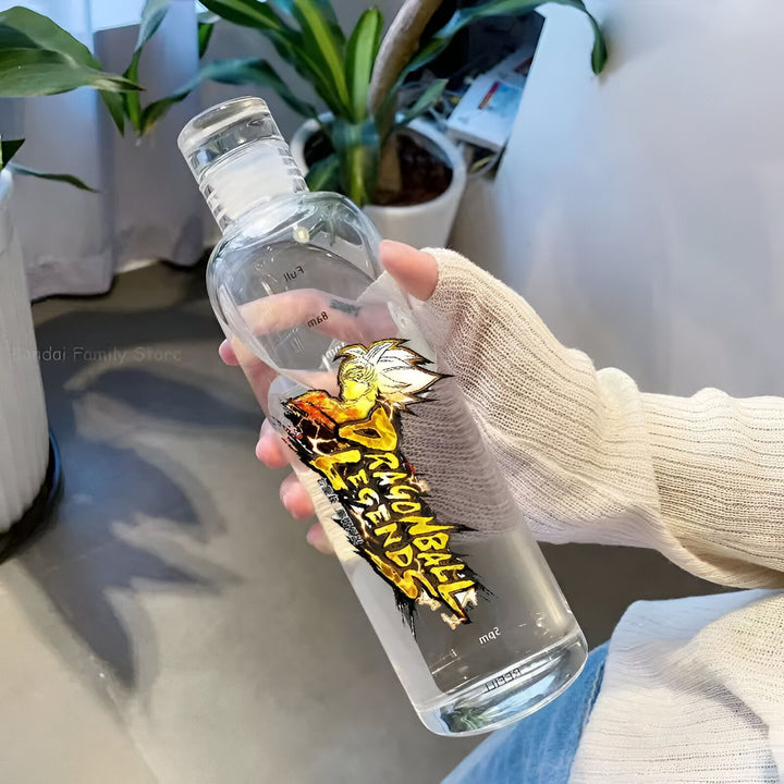 Une bouteille d'eau en verre transparente avec un bouchon en verre. La bouteille est décorée d'un sticker Dragon Ball Z.,BO-0582887429