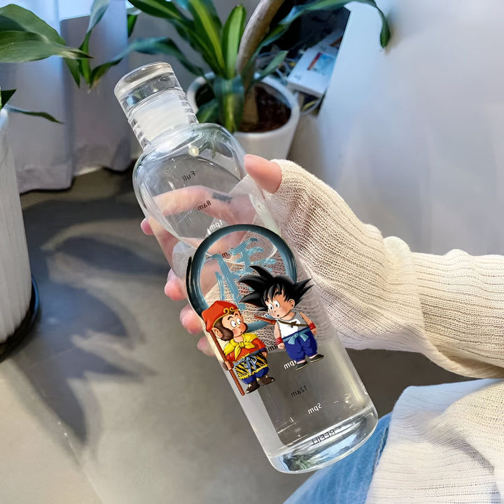 Une bouteille d'eau en verre transparente avec un dessin de Son Goku et de Monkey D. Luffy.,BO-4731733243