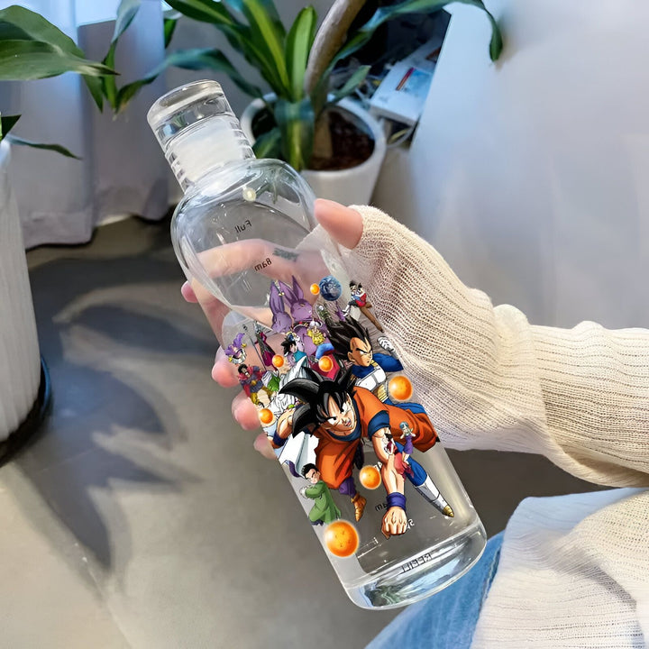 Une bouteille en verre transparente avec un motif Dragon Ball Z. On peut voir Goku, Vegeta, Gohan, Piccolo, Trunks, Goten, Krilin, Yamcha,天津飯, Chiaotzu, Bulma, Beerus, Whis, Vados, Champa, Marcarita, Botamo, Frost, Cabba, Kale, Caulifla, Hit, Jiren, Toppo, Dyspo, Kunshi, Caway, Mule, Surpreme Kai, Kibito, Shin, Grand Prêtre, Whis, Vados, Champa, Marcarita, Botamo, Frost, Cabba, Kale, Caulifla, Hit, Jiren, Toppo, Dyspo, Kunshi, Caway, Mule, Surpreme Kai, Kibito, Shin, Grand Prêtre.,BO-8956274924