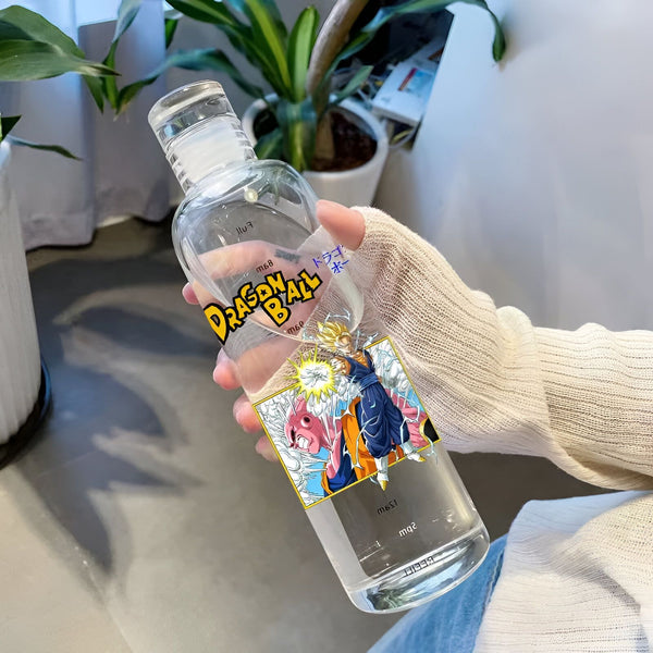 Une bouteille en verre transparente avec un bouchon en verre. La bouteille est décorée d'un sticker Dragon Ball Z.,BO-4137475458