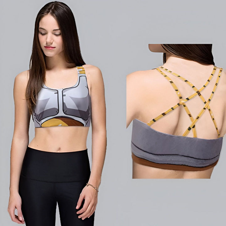 Une jeune femme porte une brassière de sport. La brassière est grise et jaune et possède des motifs de l'armure de Vegeta, un personnage du manga Dragon Ball Z.,BR-0470446838,BR-6594796666,BR-1811457568,BR-5110476489,BR-4754848055,BR-4332862414,BR-1158914423