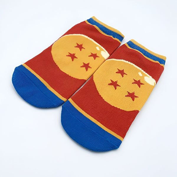 Une paire de chaussettes orange avec un motif de Dragon Ball Z. Les chaussettes sont bleues au niveau des chevilles et ont des rayures jaunes et rouges sur le dessus.,CH-7780129721