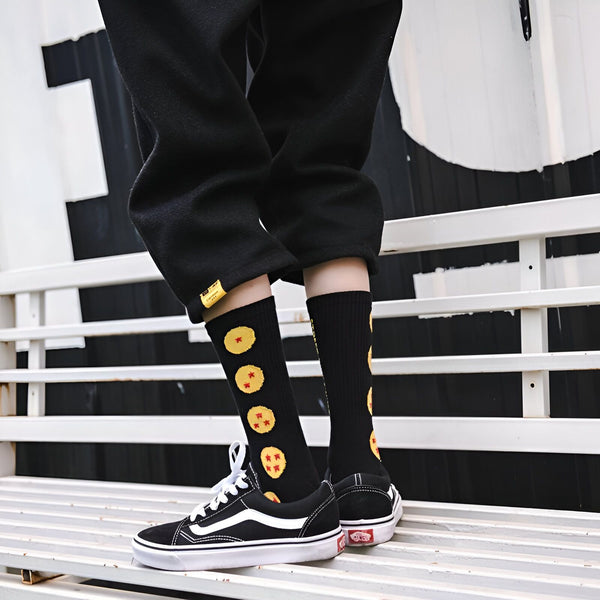 Une personne porte des chaussettes noires avec des motifs de Dragon Ball Z.,CH-850193836X