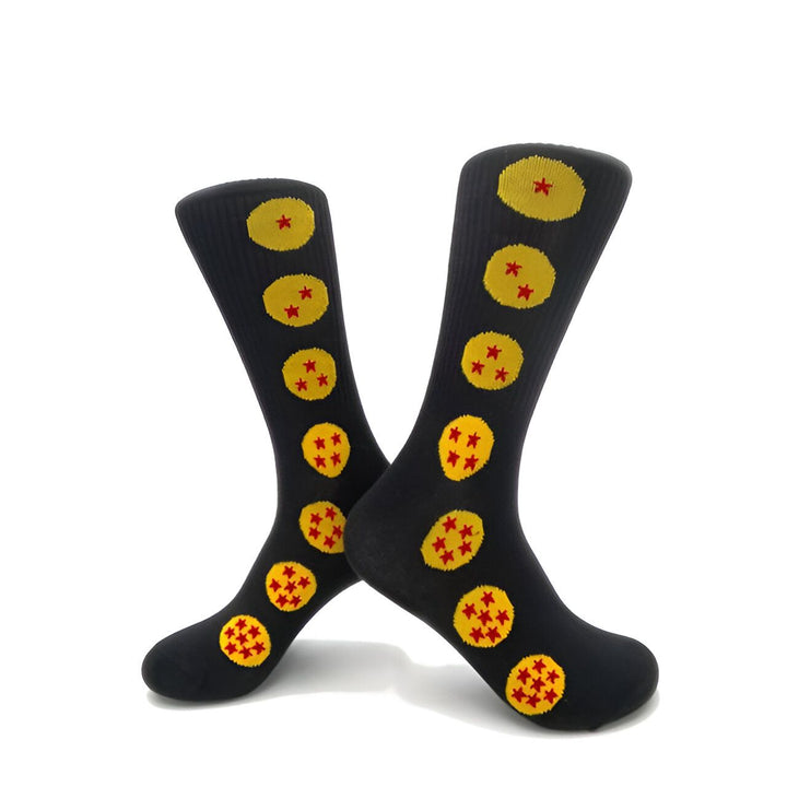 Une paire de chaussettes noires avec des motifs de Dragon Ball Z. Les chaussettes sont ornées de 7 boules de cristal jaunes avec des étoiles rouges.,CH-850193836X