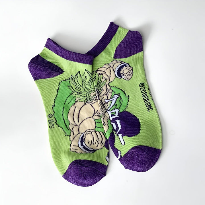 Une paire de chaussettes vertes et violettes avec un personnage de dessin animé dessus.,CH-3689033284