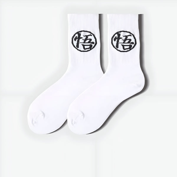 Une paire de chaussettes blanches avec le symbole "Goku" en noir.,CH-3227109557