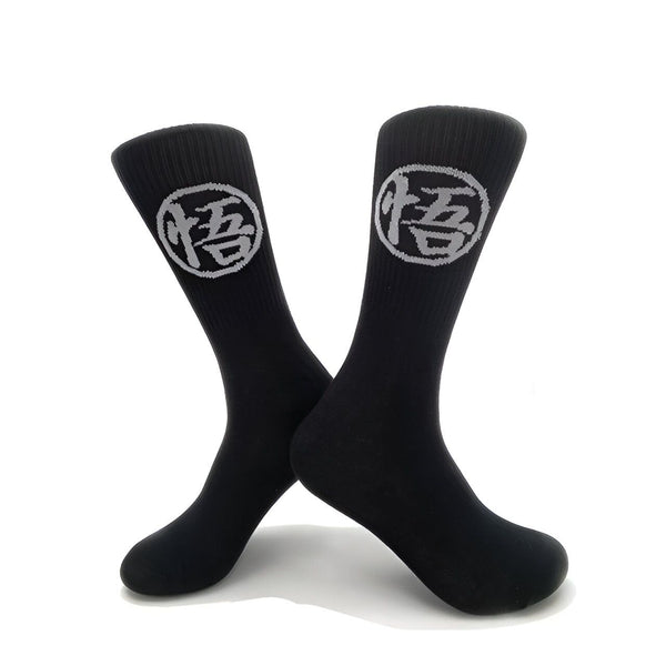 Une paire de chaussettes noires avec le logo "Dieu" en japonais en gris.,CH-9876366319