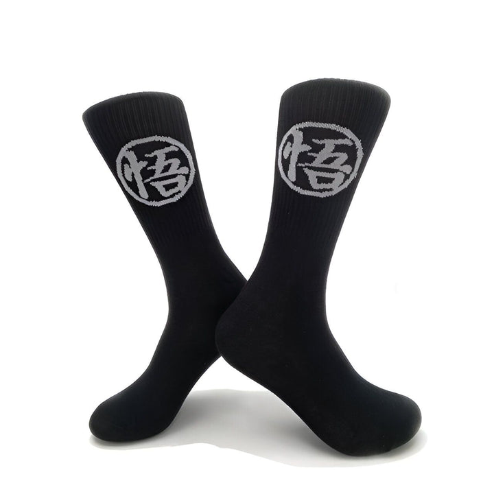Une paire de chaussettes noires avec le logo "Dieu" en japonais en gris.,CH-9876366319