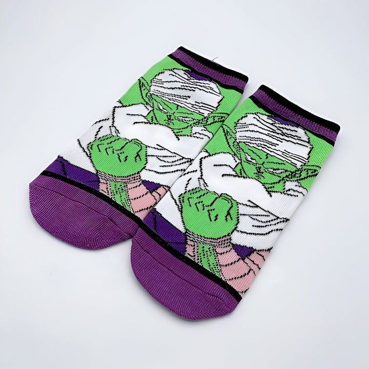 Une paire de chaussettes blanches avec un motif de Piccolo, un personnage de Dragon Ball Z. Les chaussettes sont mi-hautes et ont des rayures vertes et noires au niveau de la cheville.,CH-0580533875