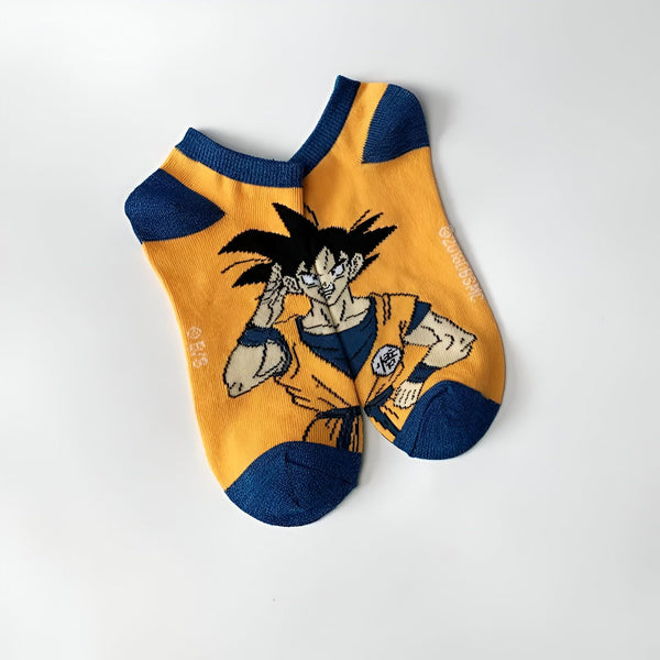 Une paire de chaussettes jaunes avec un motif de Son Goku, un personnage de la série animée Dragon Ball Z.,CH-1854049968