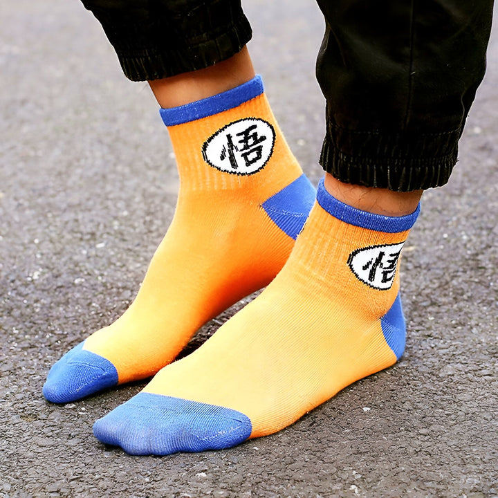 Une paire de chaussettes orange et bleu avec le symbole "Goku" en japonais.,CH-0935396012