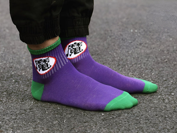 Une paire de chaussettes violettes avec le logo "Majin" en japonais.,CH-0734774745