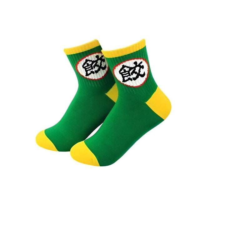 Une paire de chaussettes vertes avec un motif jaune et un symbole noir et blanc.,CH-3190135452