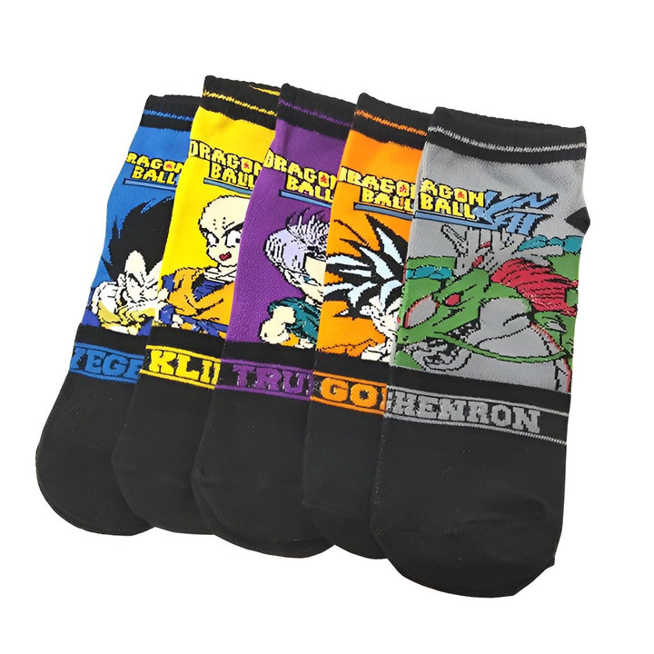 L'image représente une paire de chaussettes noires avec des motifs de Dragon Ball Z. Les chaussettes sont ornées de personnages de la série, notamment Goku, Vegeta, Gohan et Piccolo.,CH-5118223377