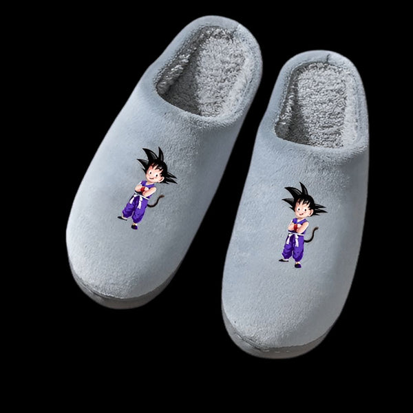 Une paire de pantoufles grises avec le personnage de Son Goku de Dragon Ball Z dessus.,CH-7443207735,CH-5526342883,CH-2913473504,CH-9906565179,CH-6275915978