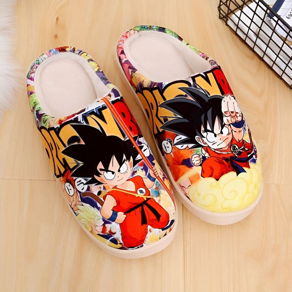 Une paire de pantoufles Dragon Ball Z. Les pantoufles sont jaunes et oranges et présentent un motif de Goku, le personnage principal de la série.,CH-2761789946,CH-0745055869,CH-9403364750,CH-0678048371