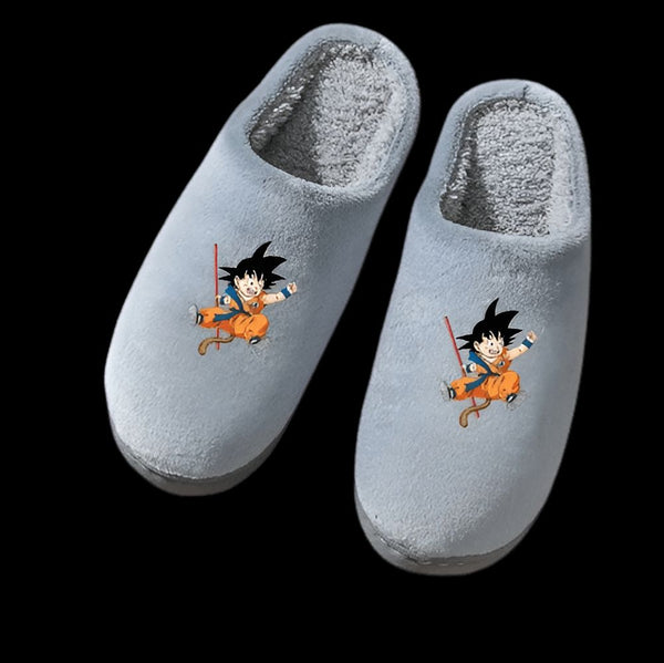 Une paire de pantoufles grises avec le personnage de Son Goku de Dragon Ball Z dessus.,CH-8879604104,CH-0381745813,CH-7455585969,CH-5385709476,CH-3997645531