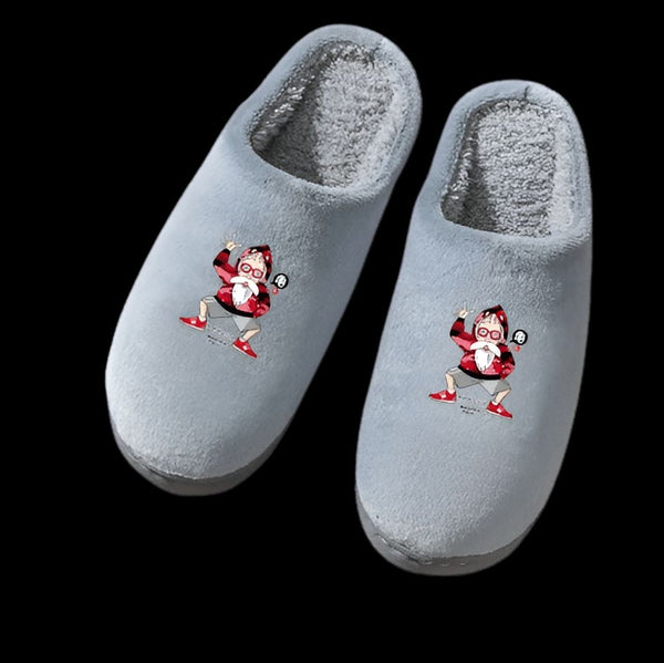 Une paire de pantoufles grises avec le personnage de Maître Roshi de Dragon Ball Z dessus.,CH-918321173X,CH-316743807X,CH-8495106604,CH-8729114217,CH-8198132627