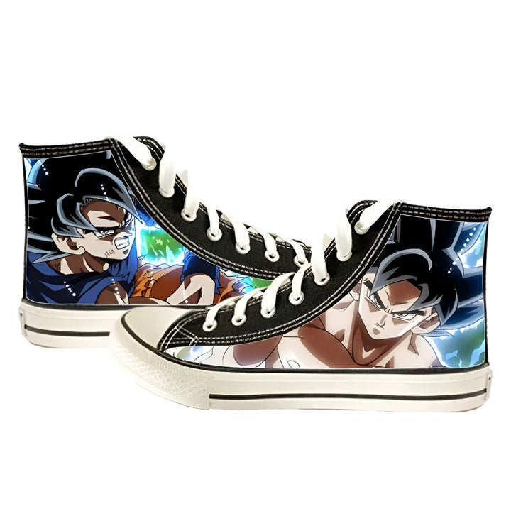 Une paire de chaussures montantes noires avec des lacets blancs. Les chaussures sont imprimées avec des personnages du dessin animé Dragon Ball Z.,CH-0087759926,CH-0079792634,CH-7401591308,CH-4105902547,CH-736796299X,CH-2179769431,CH-3894793384,CH-8323210772,CH-4819186590