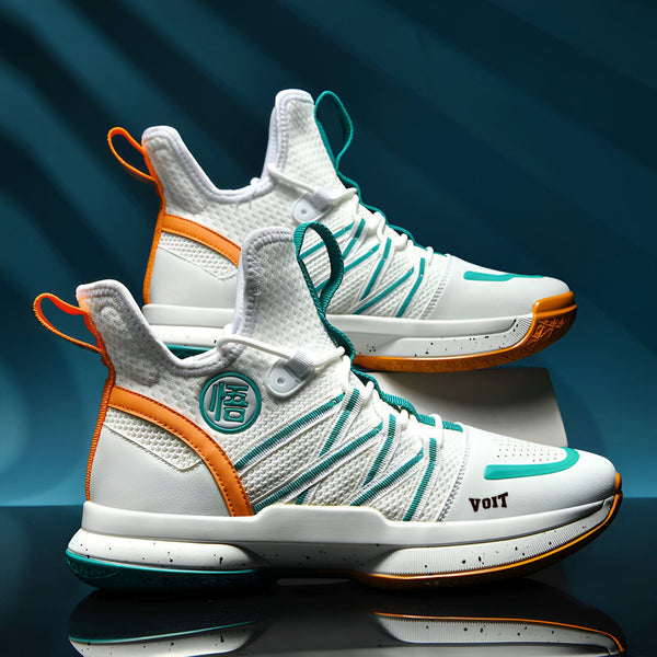 Une paire de chaussures de basketball blanches, vertes et oranges. Les chaussures sont de la marque "Voit" et ont le logo "Voit" sur la languette. Les chaussures sont faites de mesh et ont des lacets verts. La semelle des chaussures est verte et blanche.,CH-6674834599,CH-0154801445,CH-6761175593,CH-0860846431,CH-8472135896,CH-0534469272