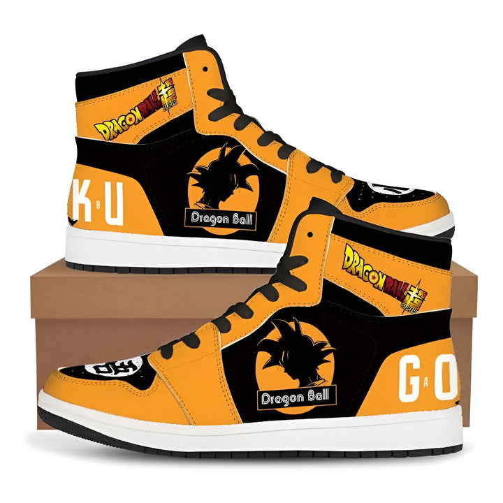 Une paire de chaussures de basket montantes noires et jaunes. Les chaussures sont à l'effigie du personnage de Son Goku, un personnage de la série animée Dragon Ball Z.,CH-3562027923,CH-9675099208,CH-9652019143,CH-028013181X,CH-0103390219,CH-4865438823,CH-5870508126,CH-2755044357,CH-261701634X,CH-6110015008,CH-8578574672,CH-7717422190,CH-3629933882