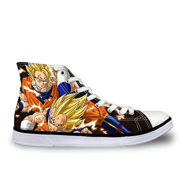 Une paire de chaussures montantes noires avec des lacets blancs. Les chaussures sont imprimées avec des personnages du dessin animé Dragon Ball Z.,CH-6473342052,CH-1884575331,CH-4493153725,CH-9181046774,CH-8053432522,CH-9717604452,CH-5275720726,CH-9407776700,CH-5498113846