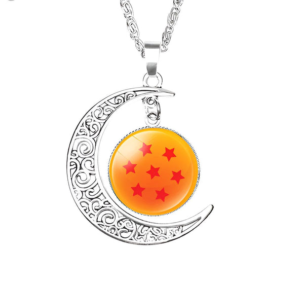 Un collier avec un pendentif en forme de croissant de lune et une boule de dragon orange avec des étoiles rouges.,CO-5670500830,CO-7809521993,CO-9295657802,CO-6381536683,CO-3831108005,CO-0340017589,CO-4423915480
