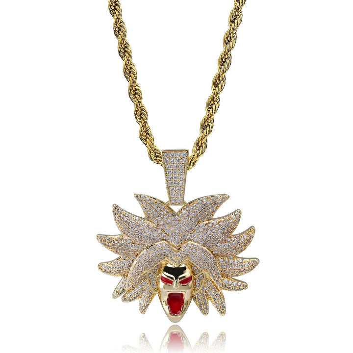 Un pendentif en or représentant le personnage de Broly dans la série Dragon Ball Z. Broly est un Saiyan légendaire, et le pendentif est serti de pierres précieuses.